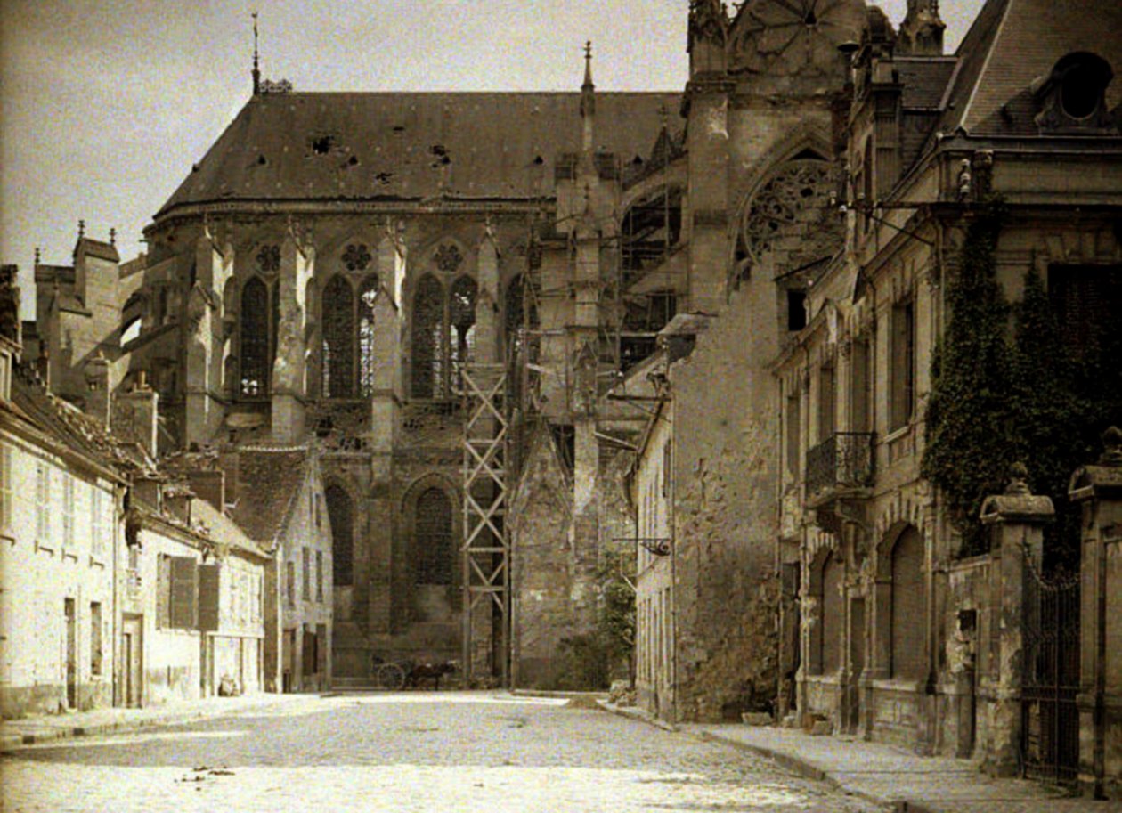 Cathedrale Saint-Gervaise-et-Saint-Protais, perustettu vuonna 1180 ja vaurioitunut vakavasti sodan aikana, Soissons, Aisne, Ranska, 1917 (autokromi) tekijältä Fernand Cuville