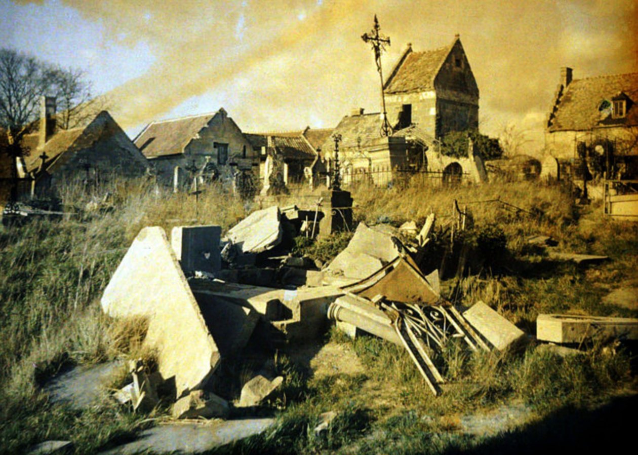 Hautausmaa vaurioituneine haudoineen, Thiescourt, Oise, Ranska, 1917 (autokromi) tekijältä Fernand Cuville