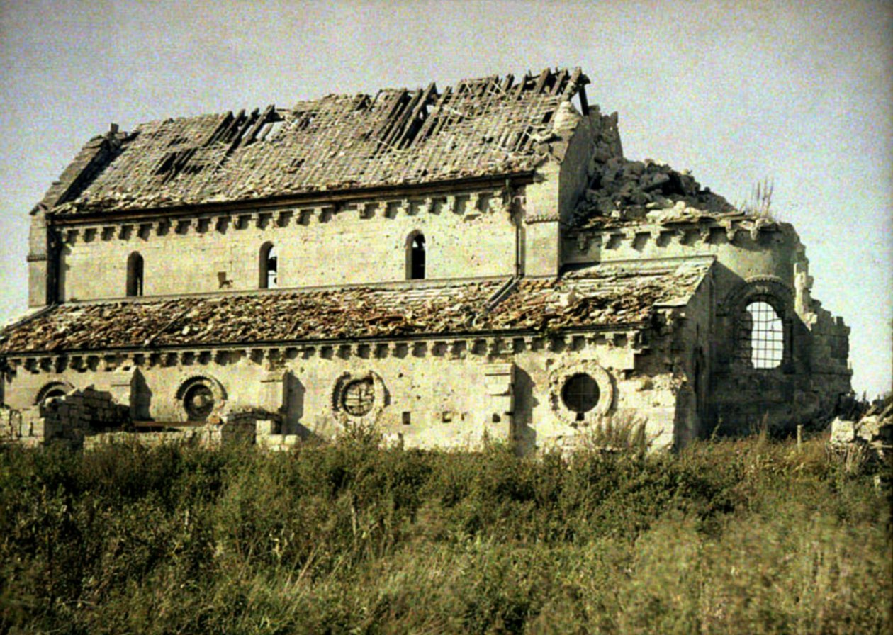 Kirkko vaurioitui tykistötulissa, Tracy-le-Val, D