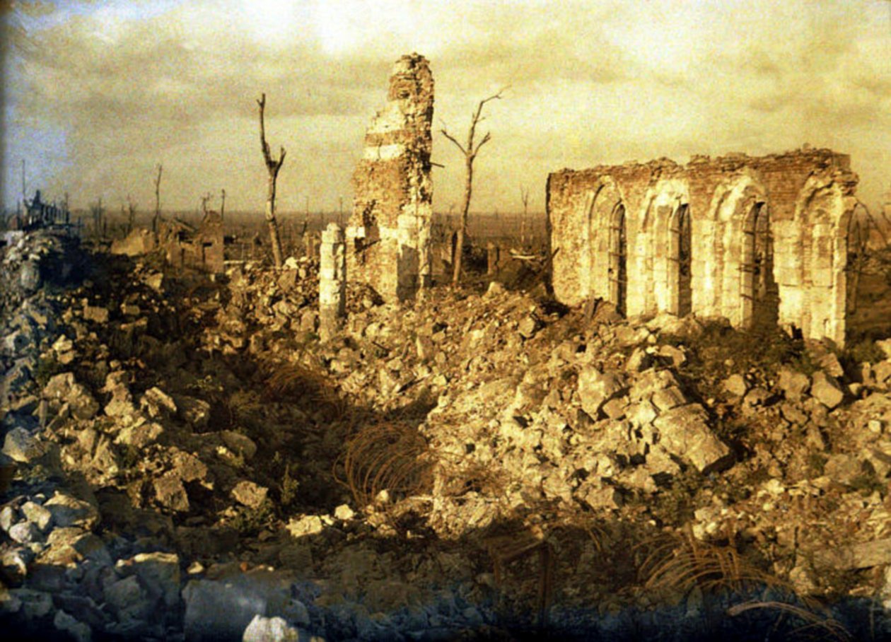 Sodassa vaurioitunut kirkko, Chaulnes, Somme, Ranska, 1917 (omakromaattinen) tekijältä Fernand Cuville