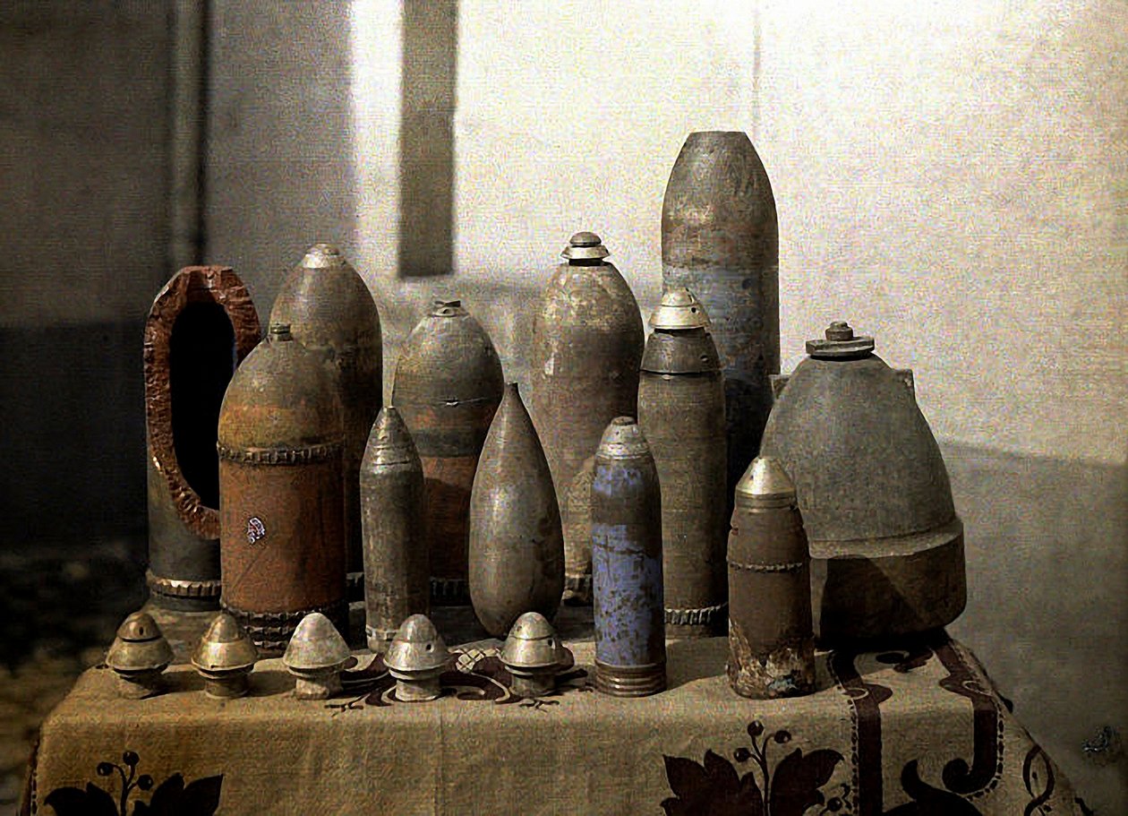 Räjähtämättömien saksalaisten ammusten kokoelma, Reims, Marne, Ranska, 1917 (autokromi) tekijältä Fernand Cuville