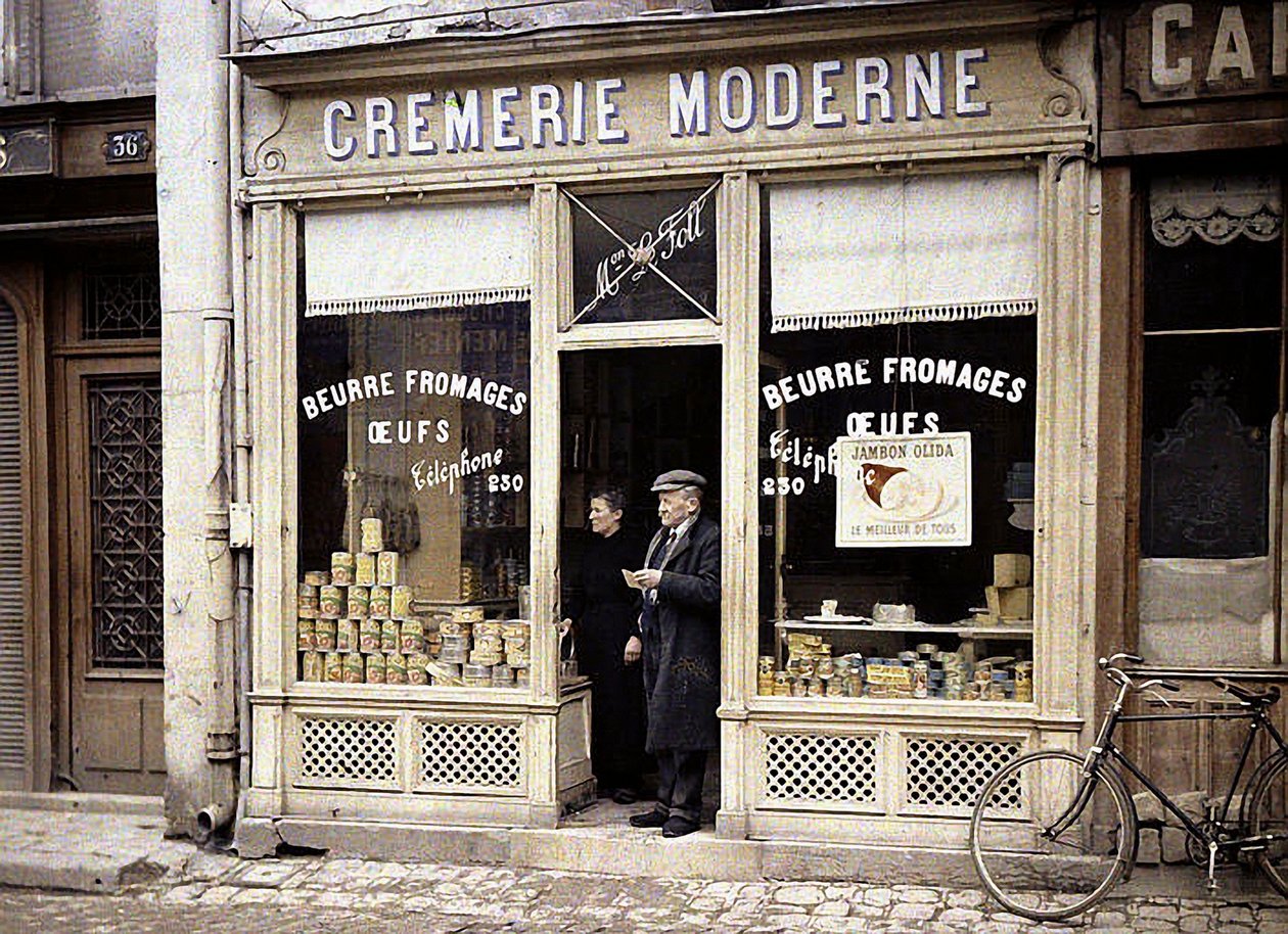 Pariskunta Le Follin meijerin kynnyksellä, Reims, Marne, Ranska, 1917 (autokromi) tekijältä Fernand Cuville