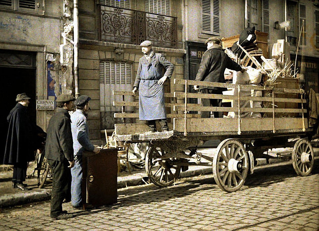 Neljä työntekijää lastaamassa henkilökohtaisia tavaroita kärryihin, Reims, Marne, Ranska, 1917 (autochrome) tekijältä Fernand Cuville