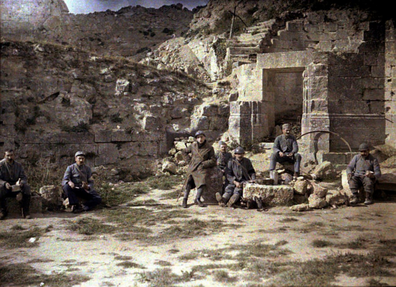 Ranskalaiset sotilaat syömässä lounasta, Coucy-le-Chateau-Auffrique, Aisne, Ranska, 1917 (autochrome) tekijältä Fernand Cuville