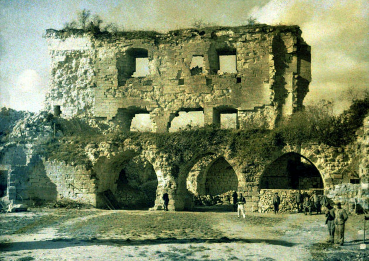 Ranskalaisia sotilaita saksalaisten sotilaiden vuonna 1917 räjäyttämän pahoin vaurioituneen linnan pihalla, Coucy-le-Chateau-Afrique, Aisne, Ranska, 1918 (autokromi) tekijältä Fernand Cuville