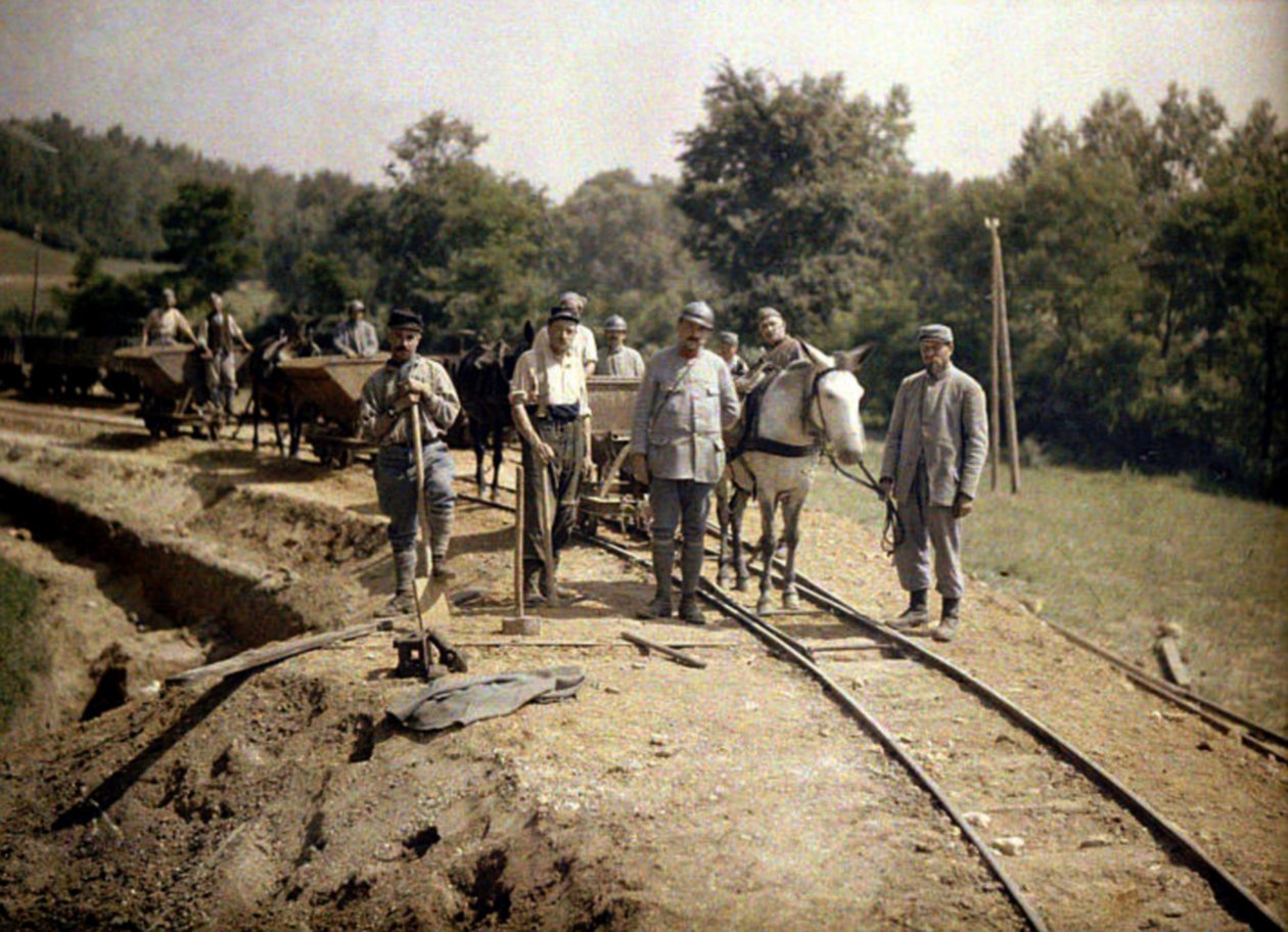 11. tykiskirykmentin ranskalaiset sotilaat asentamassa raiteita 600 mm:n (kapearaiteiselle) rautateelle, Soissons, Aisne, Ranska, 1917 (autokromi) tekijältä Fernand Cuville