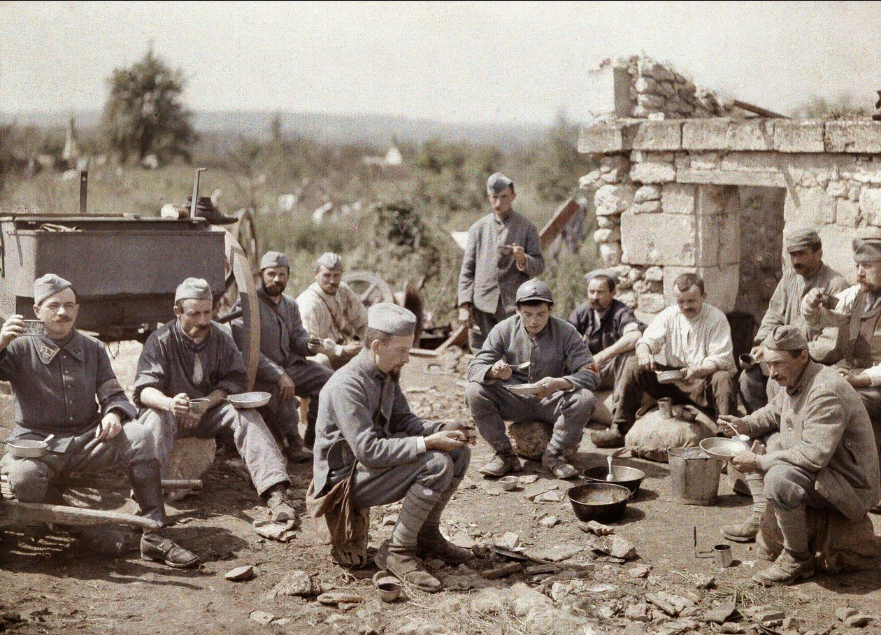 370. jalkaväkirykmentin ranskalaiset sotilaat syövät keittoa Aisnen taistelussa Ranskassa, 1917 (autokromi) tekijältä Fernand Cuville