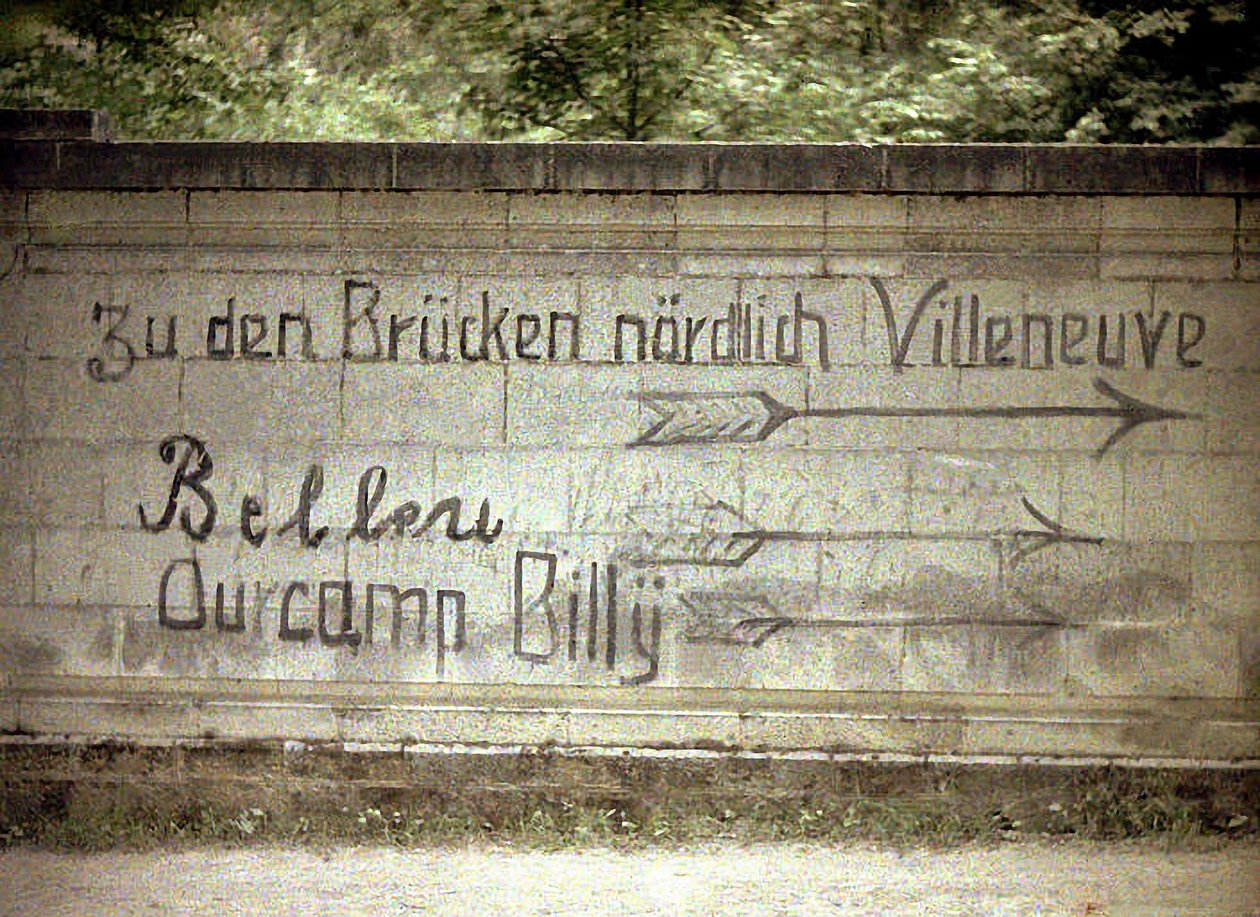 Saksan ja englannin tekstit seinällä, Soissons, Aisne, Ranska, 1917 (autokromi) tekijältä Fernand Cuville