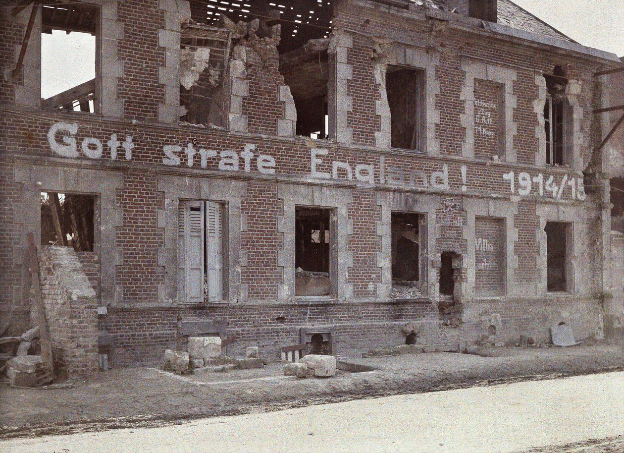 Saksan armeijan iskulause vaurioituneen tiilirakennuksen seinällä: Jumala rankaiskoon Englantia! 191415, Bucy-le-Long, Aisne, Ranska, 1917 (automaattinen) tekijältä Fernand Cuville