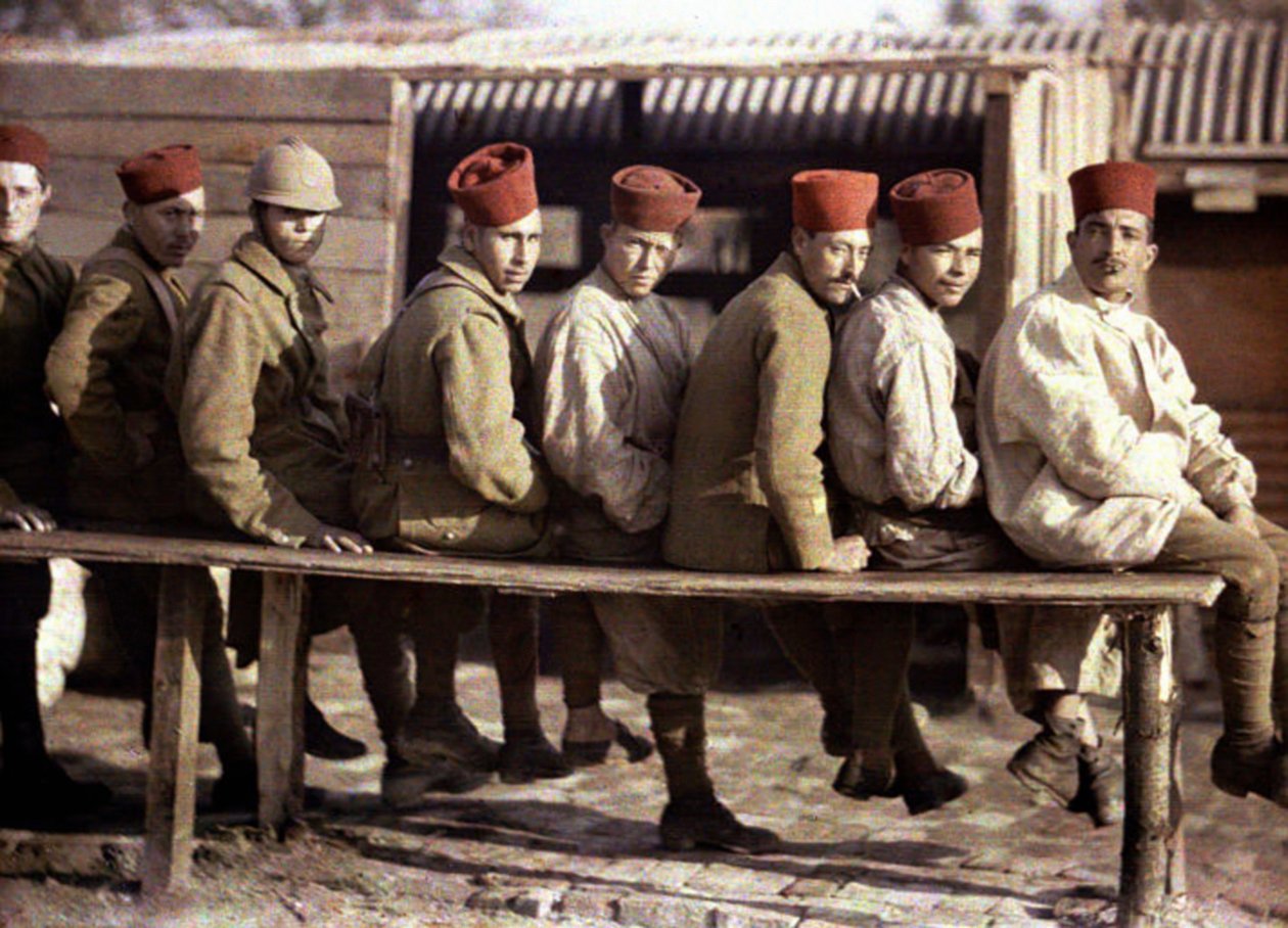 Ryhmä algerialaisia sotilaita Saksan armeijan vetäytymisen jälkeen, Noyon, Oise, Ranska, 1917 (autokromi) tekijältä Fernand Cuville
