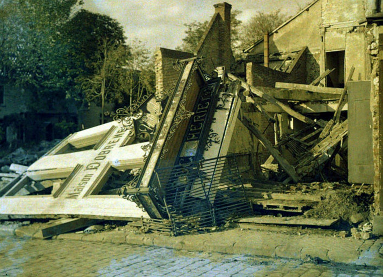 Maison Dobreme - rakennuksen rauniot Boucherie Dobremen kanssa, Roye, Somme, Ranska, 17. maaliskuuta 1917 (autochrome) tekijältä Fernand Cuville