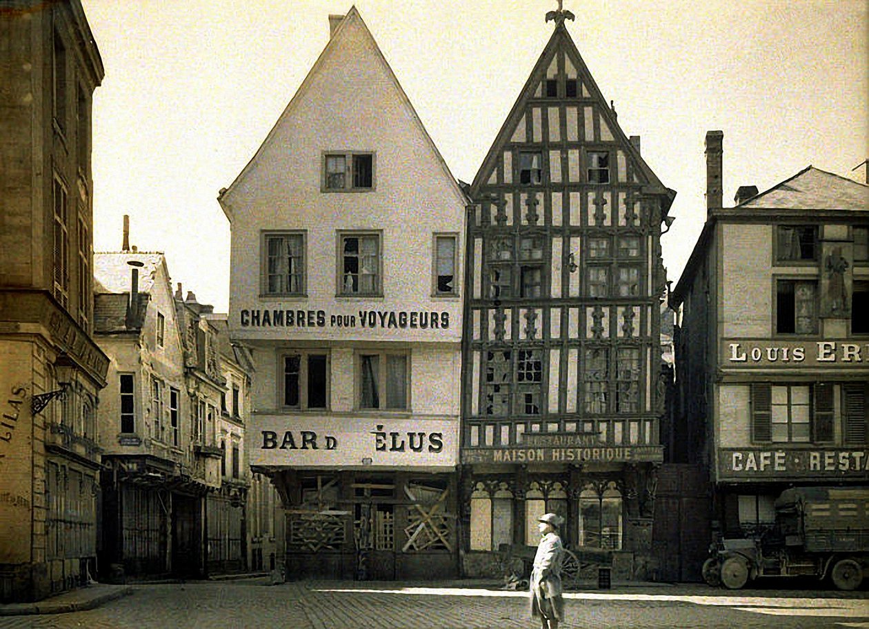Vanhat talot Place du Marchessa, Reims, Ranska, 1917 (autokromi) tekijältä Fernand Cuville