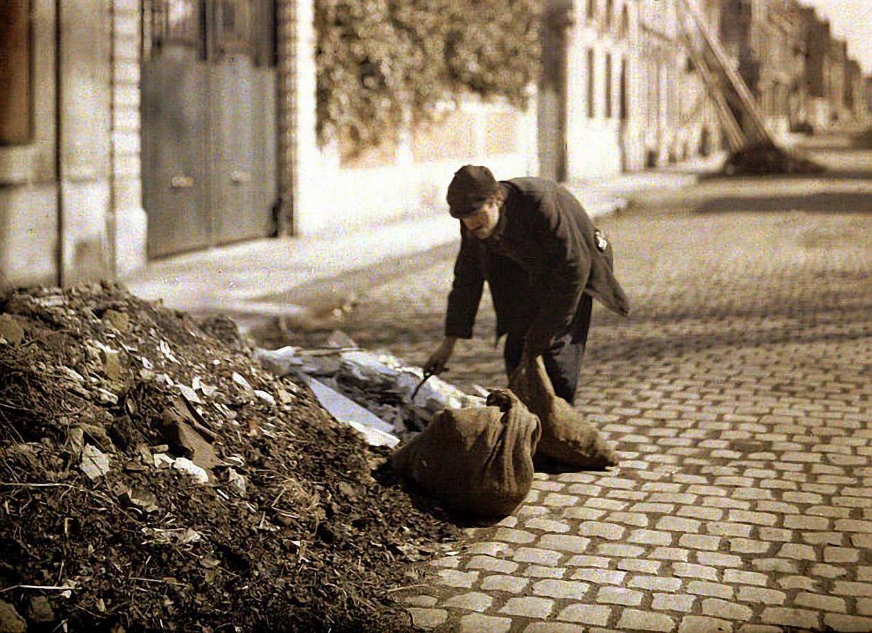 Räsynpoimija etsii käyttökelpoisia tavaroita pinosta, Reims, Marne, Ranska, 1917 (autokromi) tekijältä Fernand Cuville