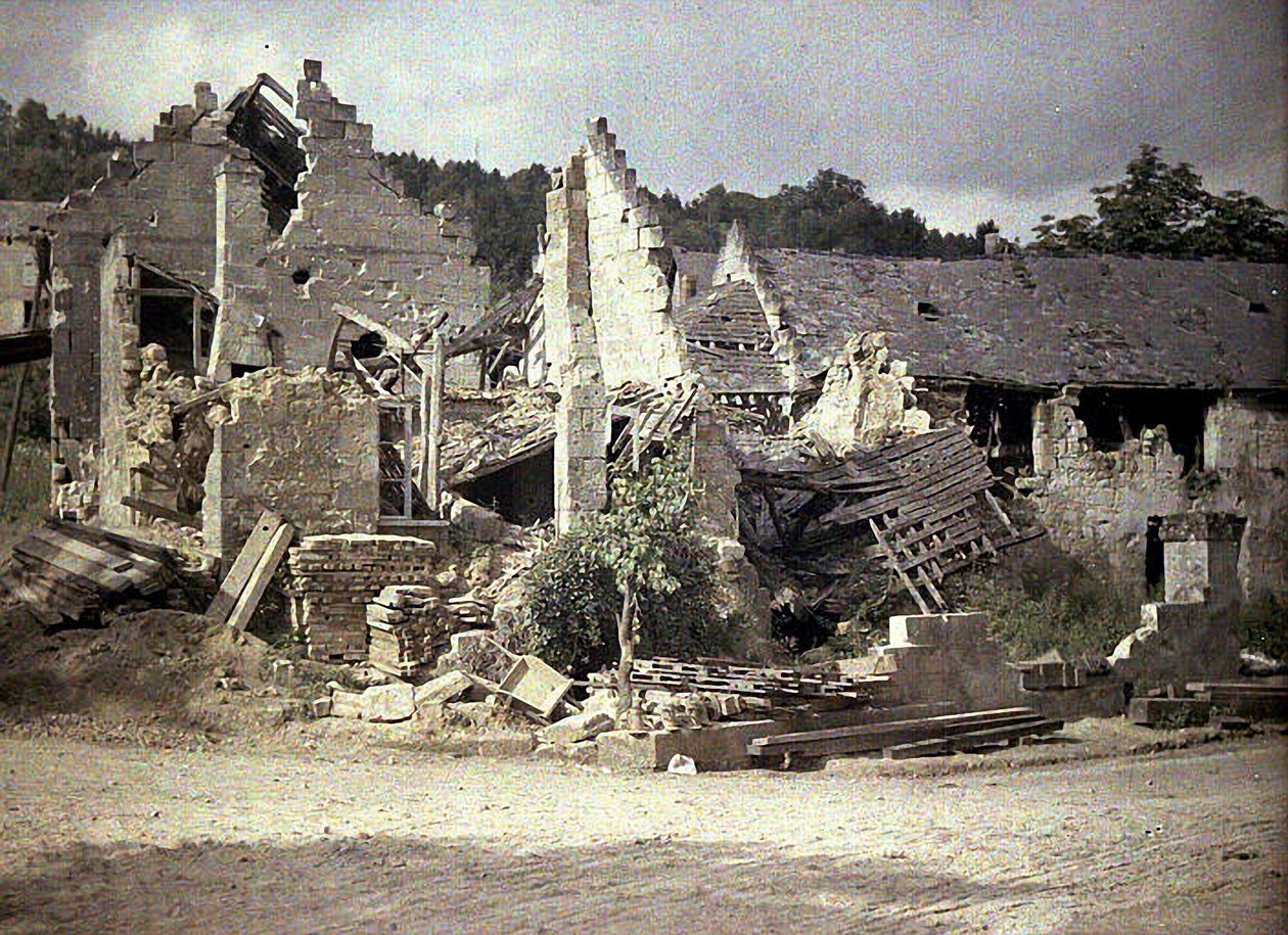 Raunioituneet talot, Pommiers, Aisne, Ranska, 1917 (autokromi) tekijältä Fernand Cuville