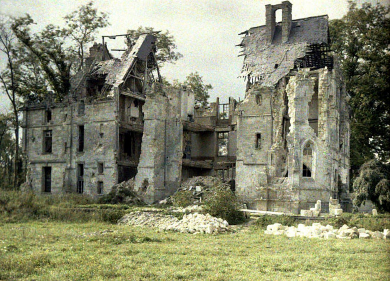 Chateau Plessisin rauniot saksalaisten vetäytymisen jälkeen, Noyon, Oise, Ranska, 1917 (autokromi) tekijältä Fernand Cuville