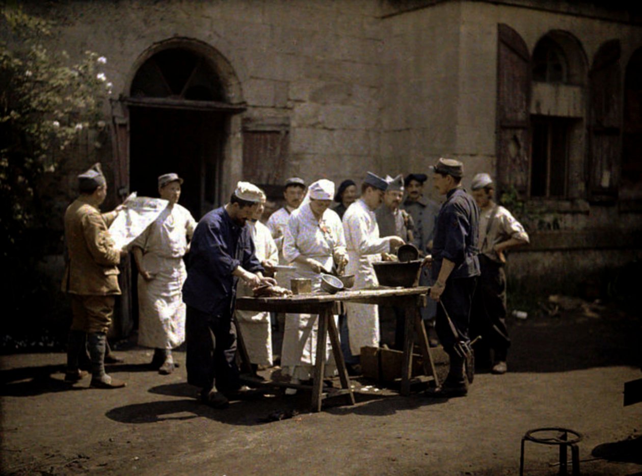 Chateau Vauxbuinin sotilaat, joita Ranskan armeija käytti sairaalana, Soissons, Aisne, Ranska, 1917 (autokromi) tekijältä Fernand Cuville