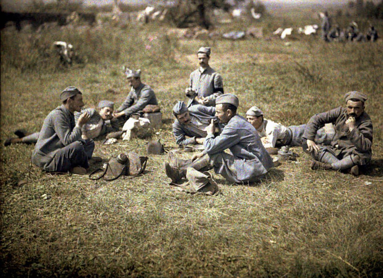 Sotilaat lepäävät aterian jälkeen, Aisne, Ranska, 1917 (autokromi) tekijältä Fernand Cuville