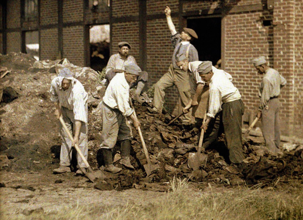 Sotilaat, jotka työskentelevät lapioilla rakennuksen roskissa, Soissons, Aisne, Ranska, 1917 (autokromi) tekijältä Fernand Cuville