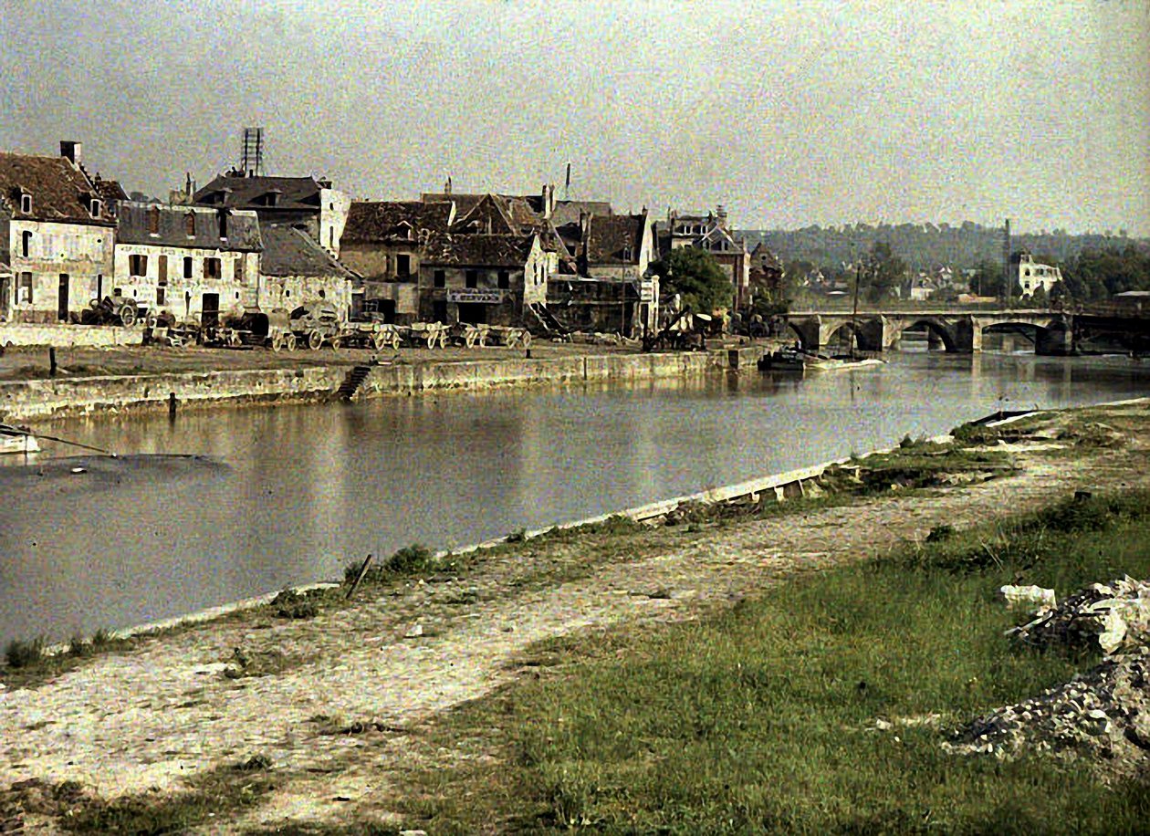 Aisne-joki ja Pont des Anglais, Soissons, Ranska, 1917 (autokromi) tekijältä Fernand Cuville