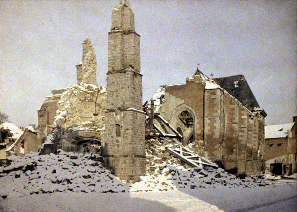 Saint-Martinin kirkko, joka räjäytettiin Saksan armeijan vetäytyessä, Chauny, Aisne, Ranska, helmikuu 1917 (autokromi) tekijältä Fernand Cuville