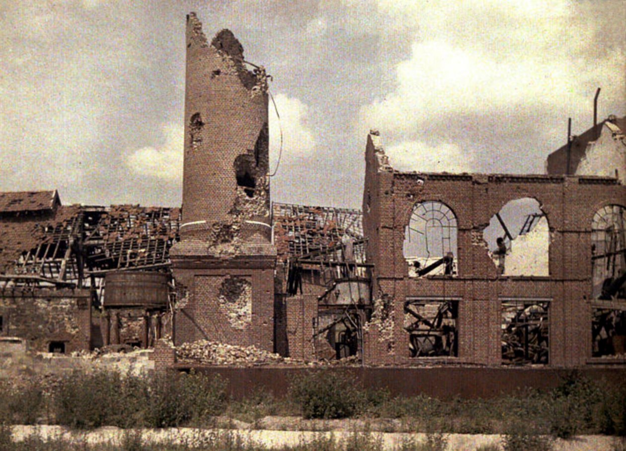 Tuhoutunut tislaamo saksalaisten vetäytymisen jälkeen, Bucy-le-Long, Aisne, Ranska, 1917 (autokromi) tekijältä Fernand Cuville