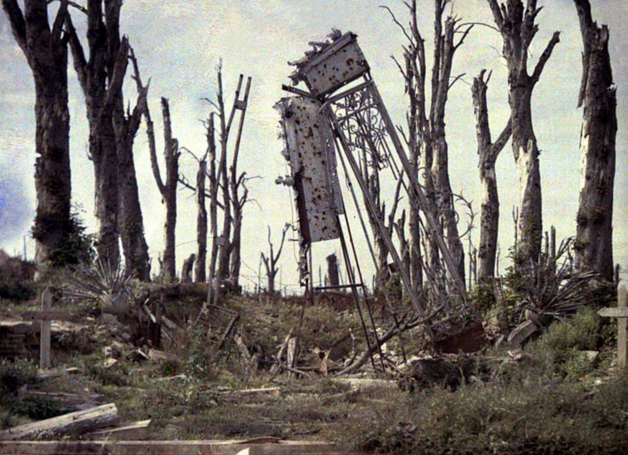 Linnan portti ja tykistötulessa vahingoittuneet puut, Chaulnes, Somme, Ranska, 1917 (autokromi) tekijältä Fernand Cuville