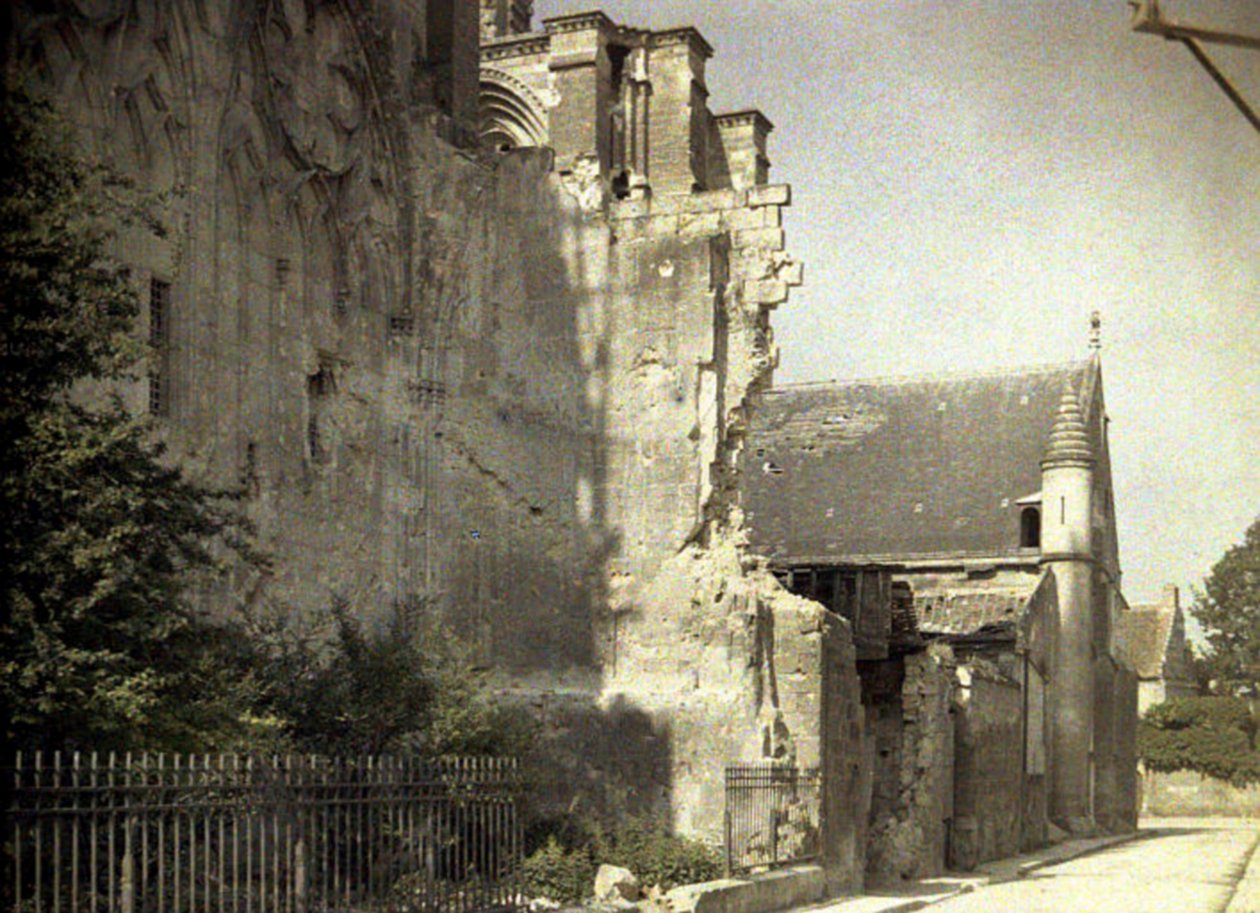 Cathedrale Saint-Gervaise-et-Saint-Protaisin pohjoinen julkisivu, joka alkoi vuonna 1180 ja vaurioitui vakavasti sodan aikana, Soissons, Aisne, Ranska, 1917 (autokromi) tekijältä Fernand Cuville