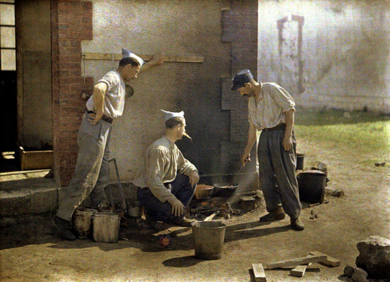 Kolme ranskalaista sotilasta valmistamassa lounasta avotulella, Soissons, Aisne, Ranska, 1917 (autokromi) tekijältä Fernand Cuville