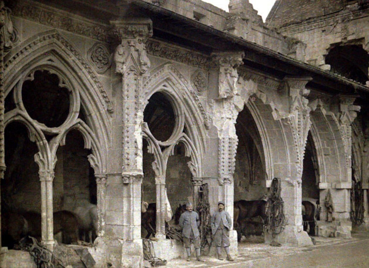 Kaksi ranskalaista sotilasta ja hevosta Saint-Jean-des-Vignesin luostarissa, joka vaurioitui pahoin tykistötulissa, Soissons, Aisne, Ranska, 1917 (autokromi) tekijältä Fernand Cuville