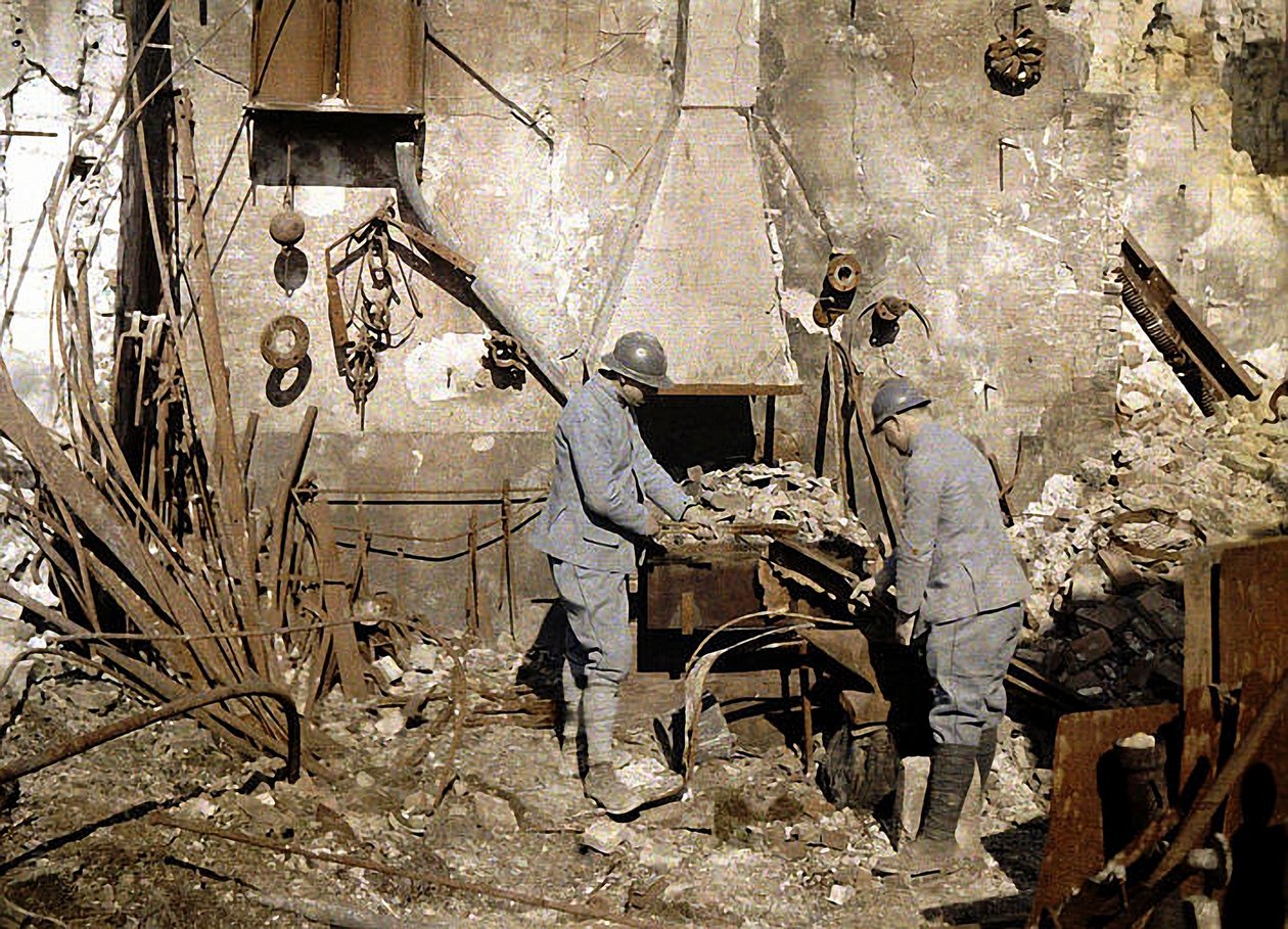 Kaksi ranskalaista sotilasta työskentelee kranaattien tuhoamassa takomassa, Reims, Ranska, 1917 (autokromi) tekijältä Fernand Cuville
