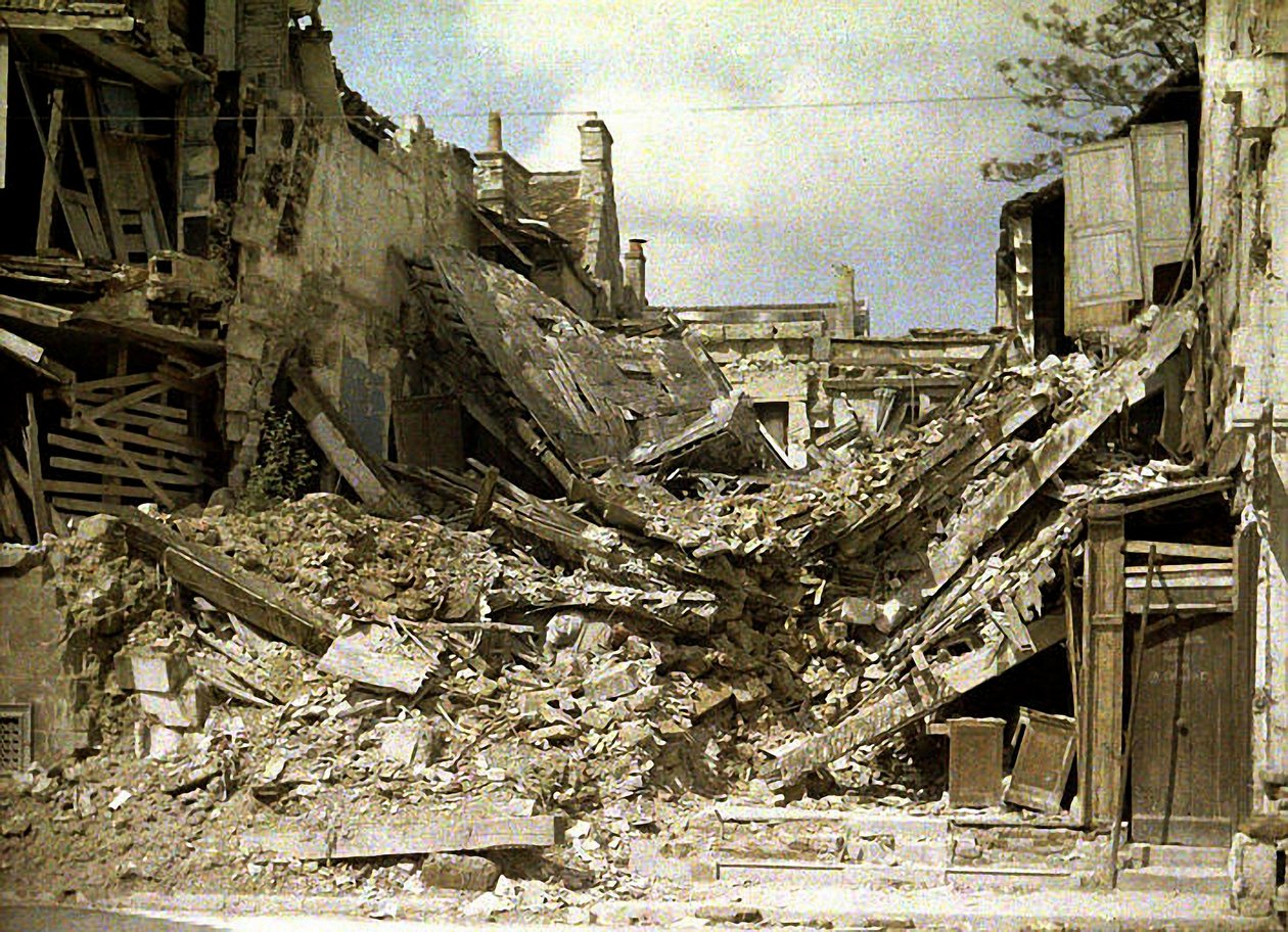 Näkymä raunioista, Soissons, Aisne, Ranska, 1917 (autokromi) tekijältä Fernand Cuville