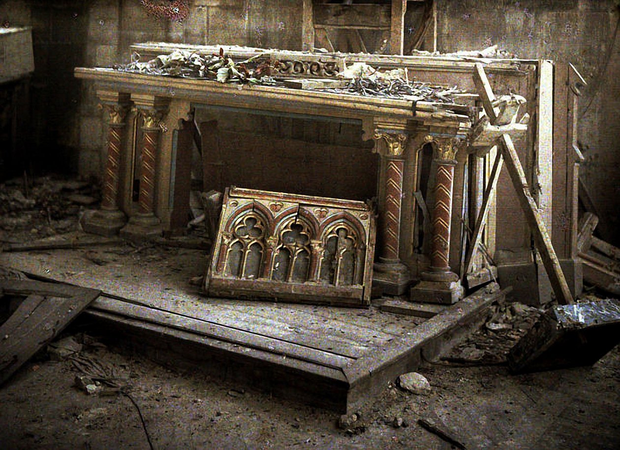 Näkymä alttarille, teosten kappeli, Cathedrale Saint-Gervais-et-Saint-Protais, Soissons, Aisne, Ranska, 1917 (autokromi) tekijältä Fernand Cuville