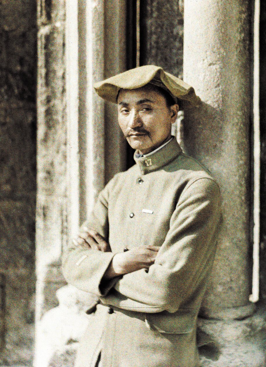 Työläinen Indokiinasta länsirintamalla, Soissons, Aisne, Ranska, 1917 (autokromi) tekijältä Fernand Cuville