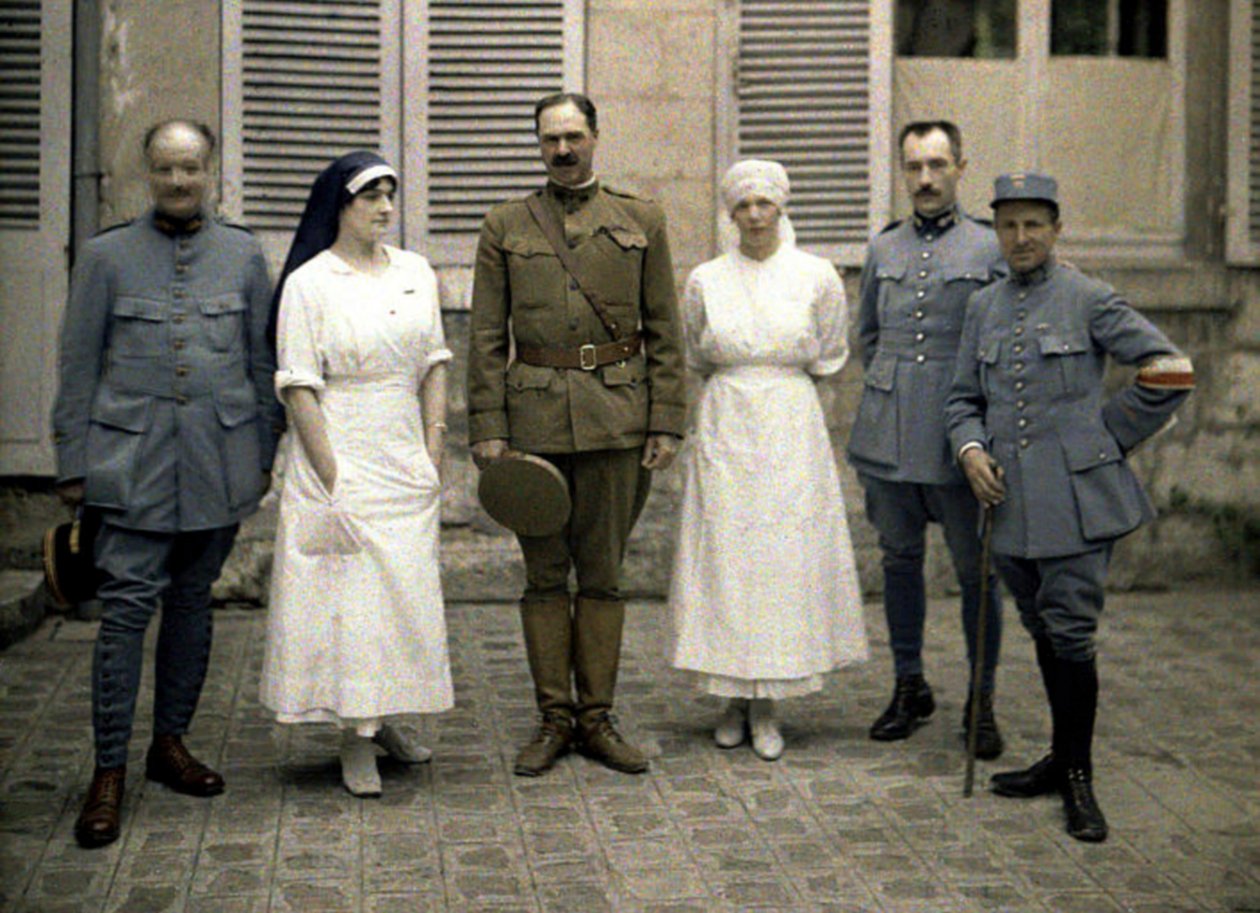 Ranskalaiset sotilaslääkärit ja sairaanhoitajat Saint-Paul-sairaalan edessä, Soissons, Aisne, Ranska, 1917 (autokromi) tekijältä Fernand Cuville