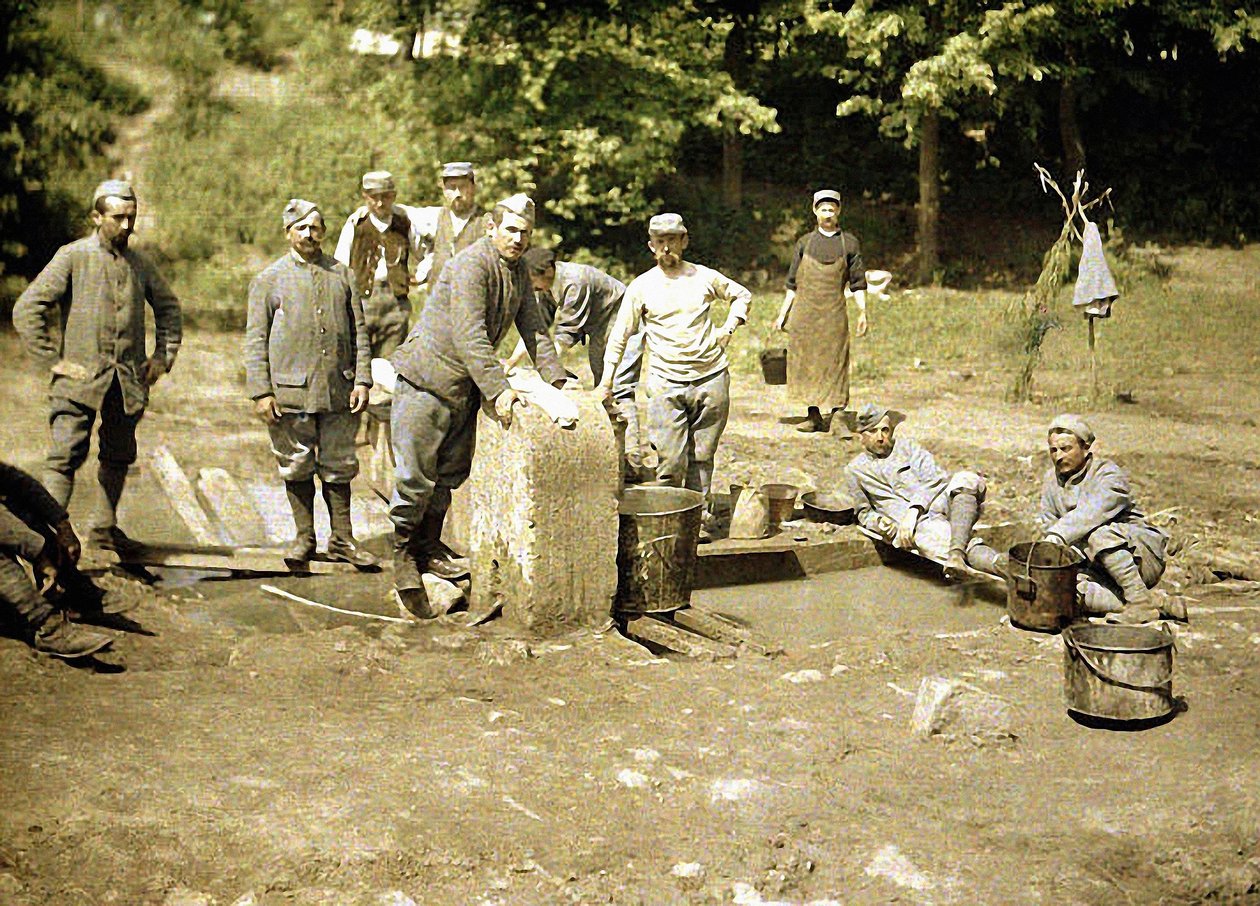 Ryhmä ranskalaisia sotilaita pesemässä pyykkiä kaivossa, Soissons, Aisne, 1917 (autokromi) tekijältä Fernand Cuville