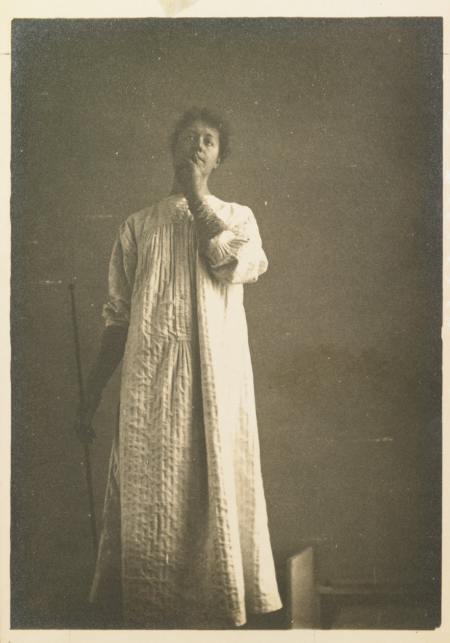Nainen paidassa, käsi suun edessä tekijältä Fernand Khnopff