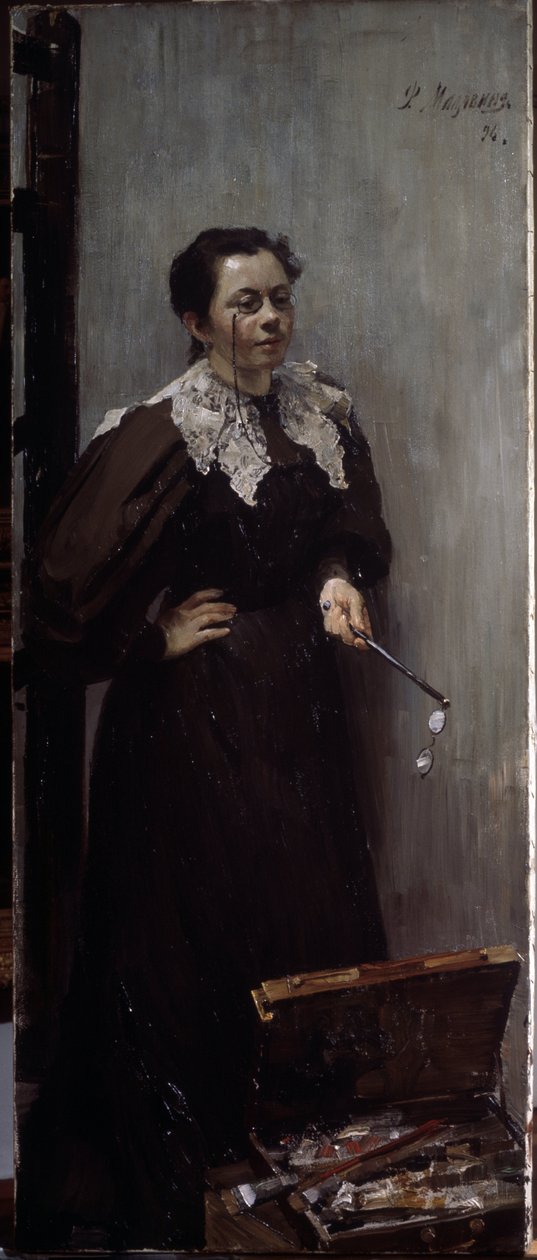 Taiteilija Anna Ostroumova Lebedeva (Ostroumova-Lebedeva) (1871-1955) muotokuva (Taiteilija A. Ostroumovan muotokuva). Edustettuna seisomassa maalausvälineensä takana, kiikarit nenässä ja toinen pari kädessään. Filipp Andin maalaus tekijältä Filipp Andreevich Maliavin