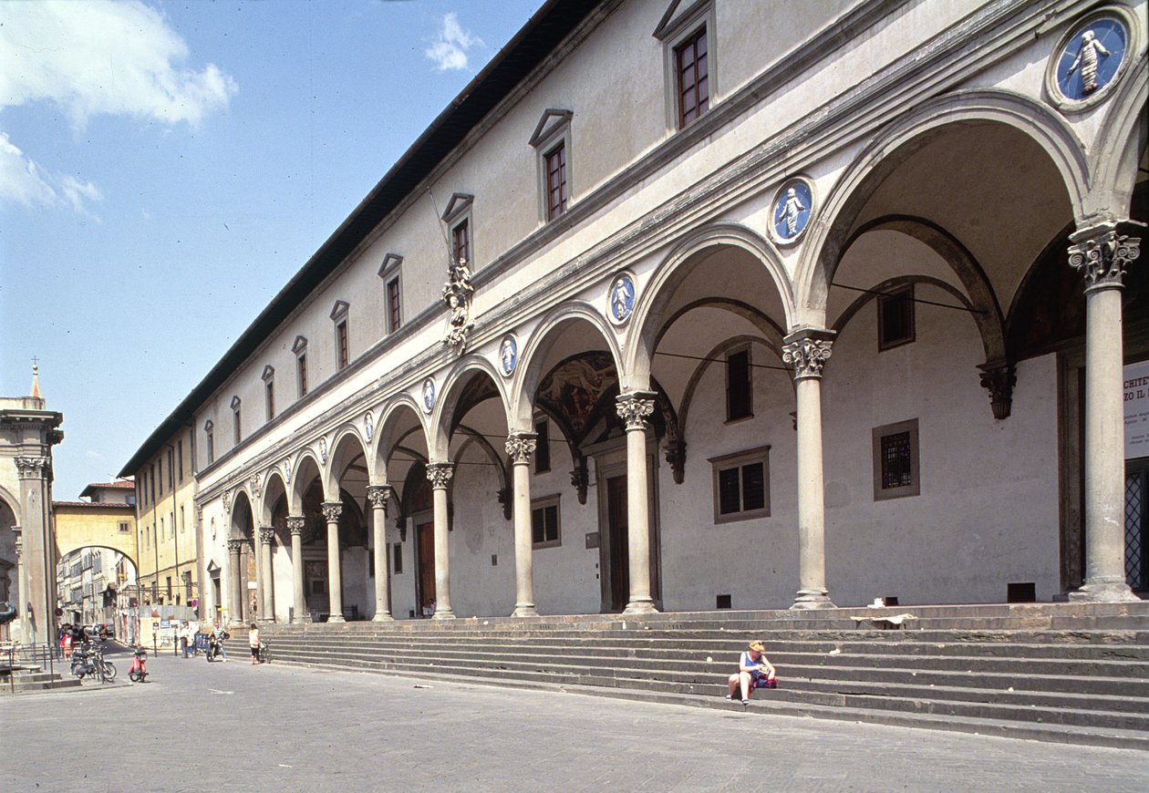 Ospedale degli Innocentin loggia, rakennettu noin 1420 tekijältä Filippo Brunelleschi
