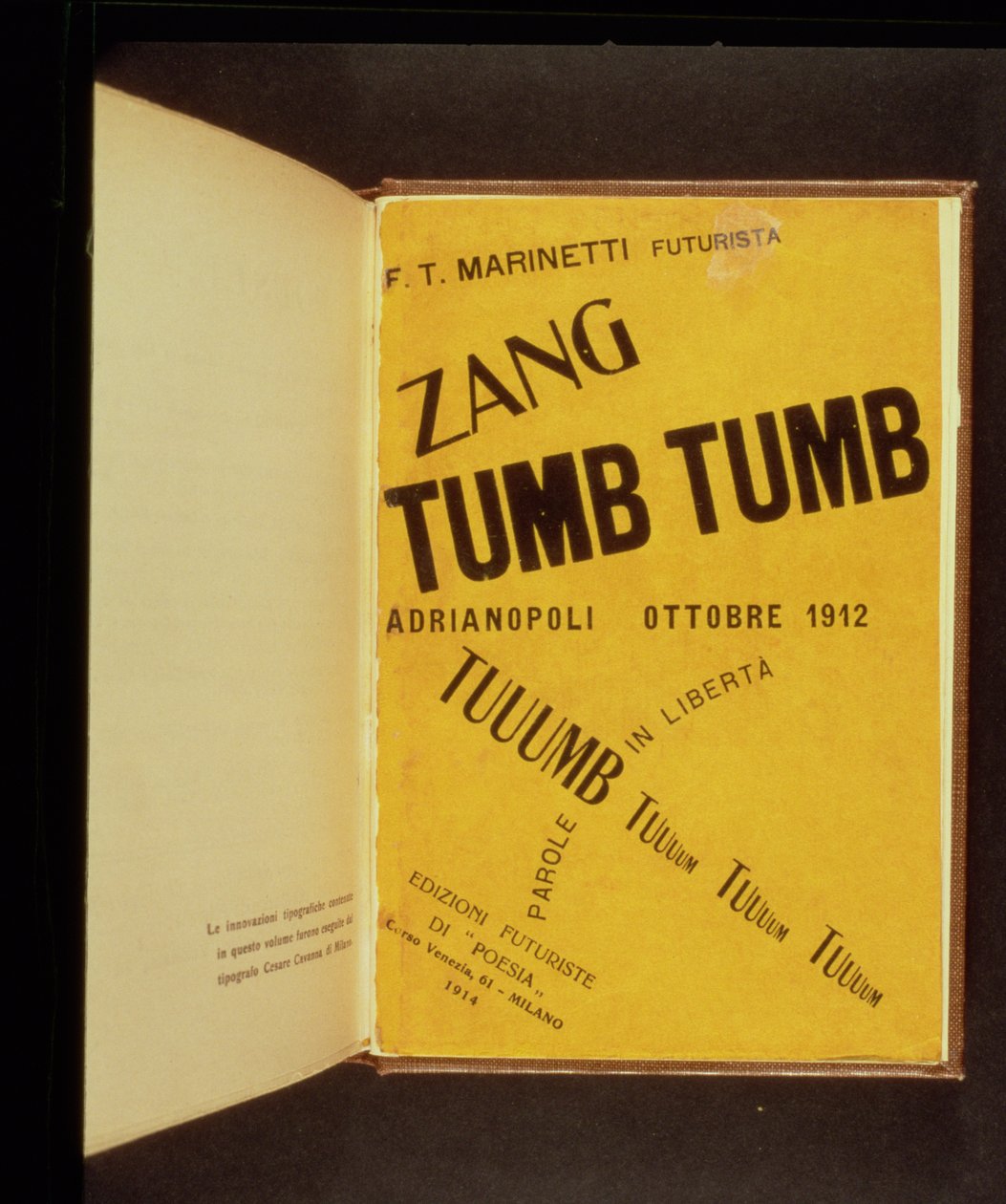 Kirjan kansi "Zang Tumb Tumb", kirjoittanut ja suunnitellut F.T Marinetti (1876-1944) 1914 tekijältä Filippo Tommaso Emilio Marinetti