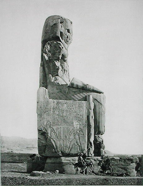 Kolossaalinen patsas, Amenhotep III:n temppeli (n. 1417-1379 eKr.) Thebes, julkaistu noin 1900 (syväpaino) tekijältä Fils Goupil