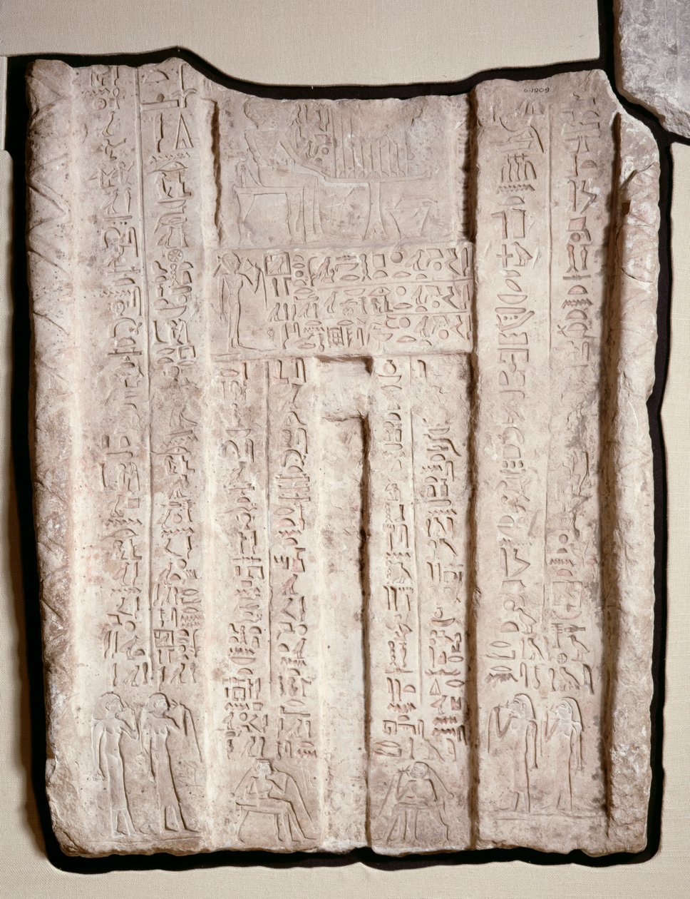 Väärä ovi Hathorin pappitar Hemi-Ren haudasta (kalkkikivi pigmentillä) tekijältä First Intermediate Period Egyptian
