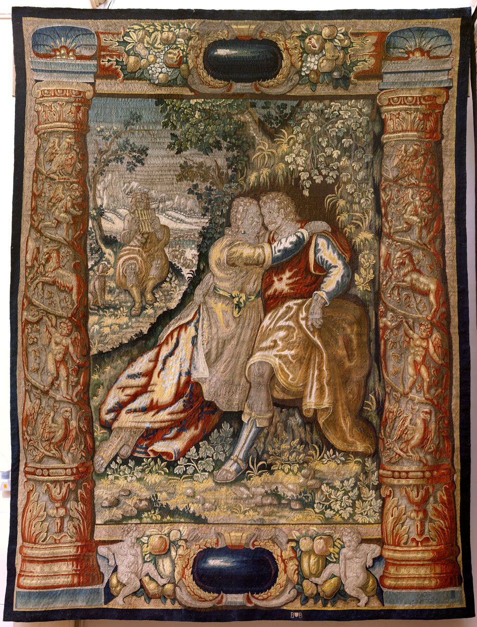 Flanderin kuvakudos. Sarja Gallantry (Galante). Pariskunta muusikon kanssa (Pareja con músico). Valmistus Brysselissä, 1600-luvun alku. Kangas Silkki ja villa, 5/6 loimi/cm. Koko 348 x 263 cm. Sijainti San Millán de la Cogollan kirkko, Oncala (Soria). Alku tekijältä Flemish School
