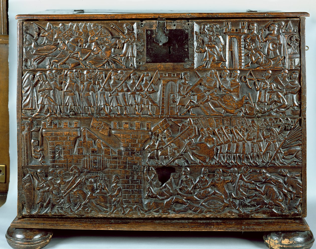 Courtrai Chest, joka kuvaa kohtauksia Golden Spurs -taistelusta, joka käytiin Courtraissa vuonna 1302 (puu) tekijältä Flemish School