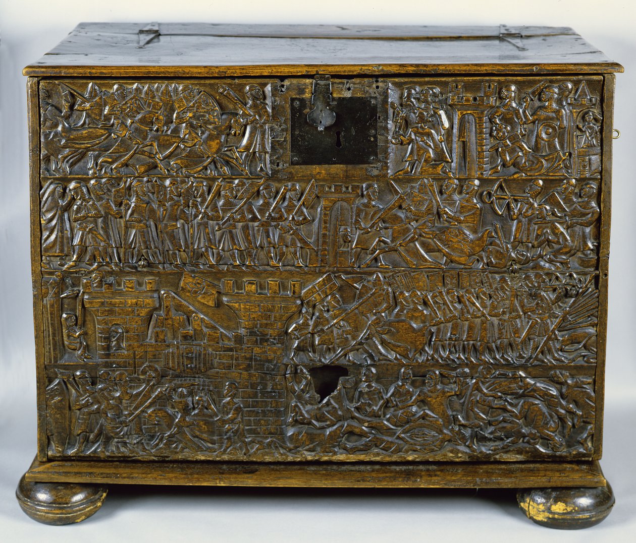 Courtrai Chest, joka kuvaa kohtauksia Golden Spurs -taistelusta, joka käytiin Courtraissa vuonna 1302 (puu) tekijältä Flemish School
