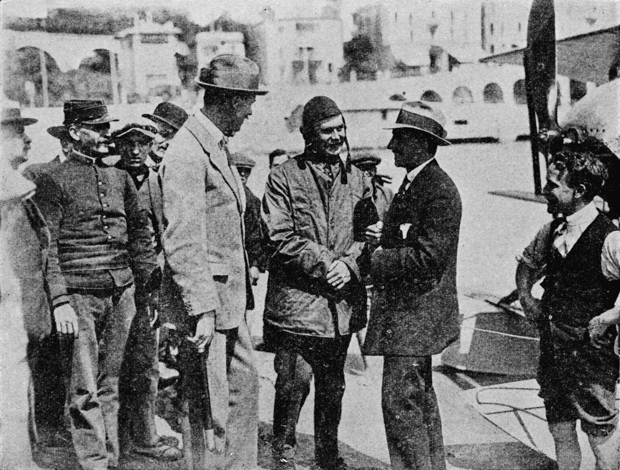 Schneider Trophy: Howard Pixton puhui Jacques Schneiderin kanssa voiton jälkeen, 1914 1934 tekijältä Flight Photo
