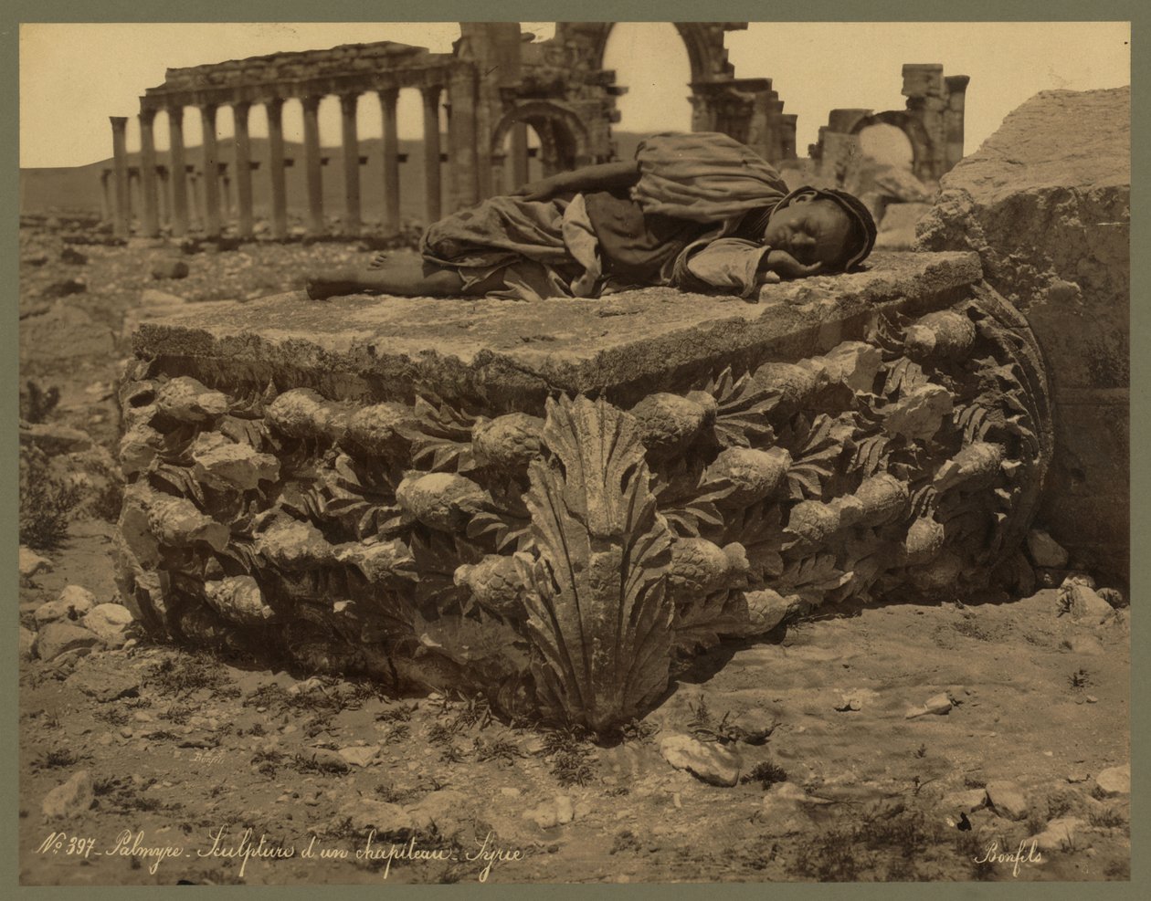 Näkymä Grand Colonnadelle, Palmyra, n. 1875 (albumiprintti) tekijältä Félix Bonfils