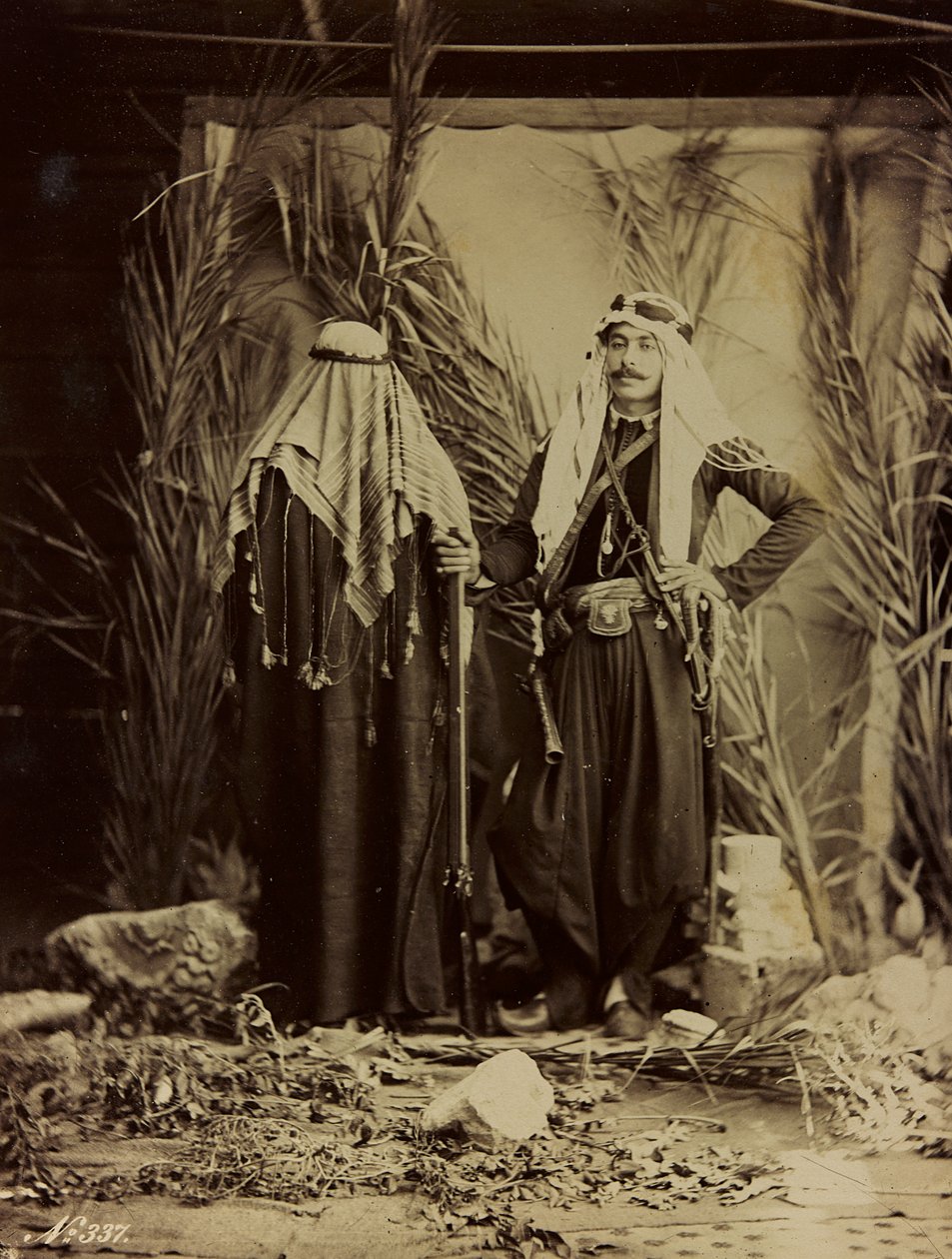 Albumi Damas et Baalbek : Syyrialainen pariskunta perinteisissä vaatteissa tekijältä Félix Bonfils