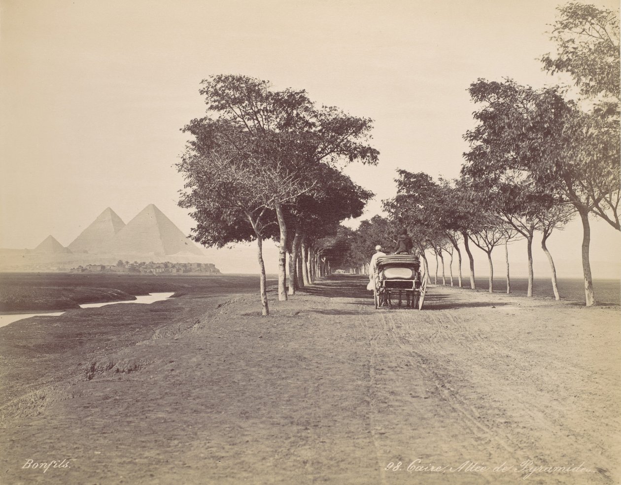 Kairo. Pyramidien kuja, n. 1870. tekijältä Félix Bonfils
