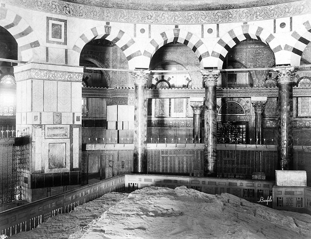 Omarin moskeijan sisustus Jerusalemissa. Kaksi riviä pylväitä ja marmoripylväitä ympäröivät juutalaisille ja muslimeille pyhää kalliota tekijältä Félix Bonfils