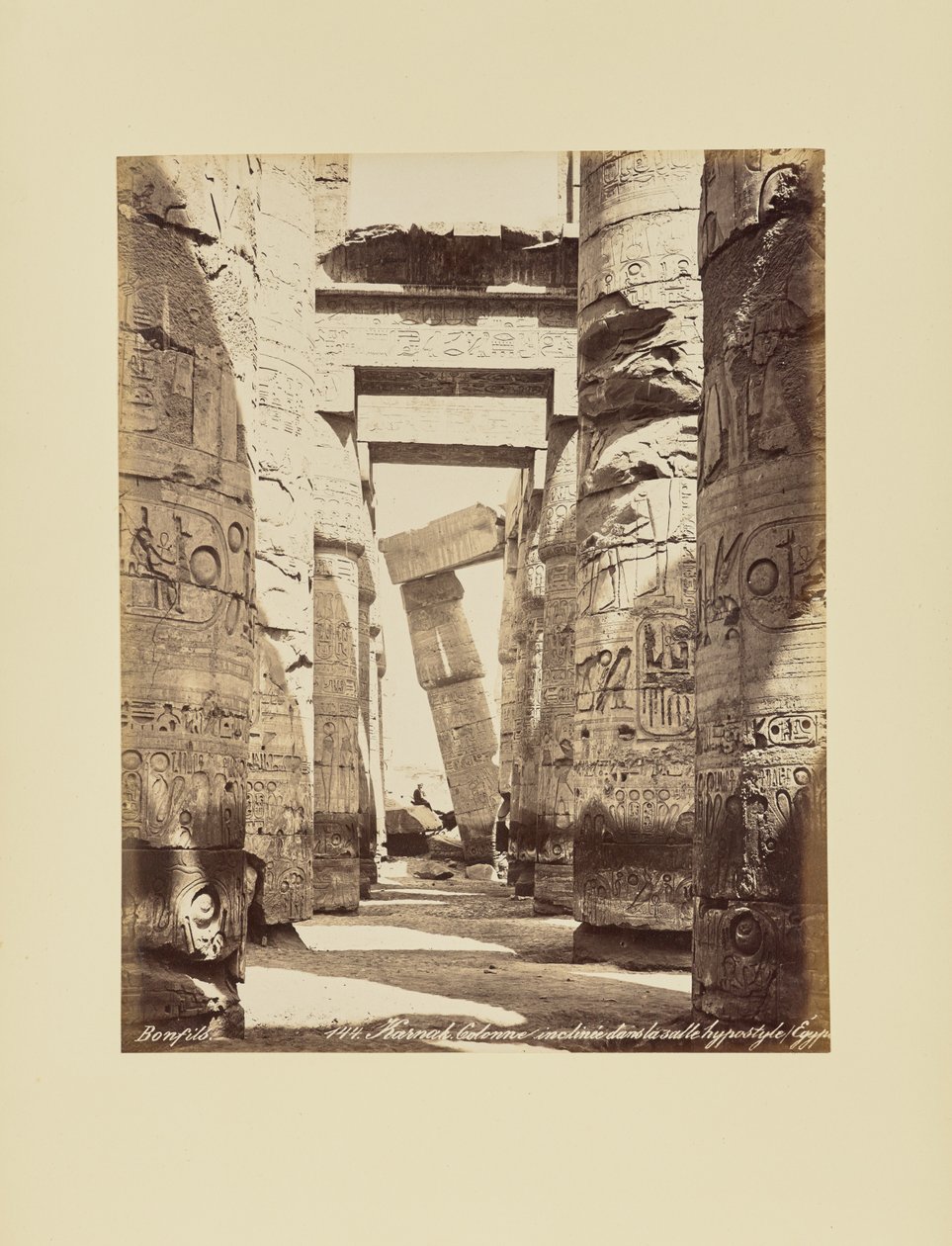 Karnak. Kallistettu pylväs hypostyylisalissa, Egypti tekijältä Félix Bonfils